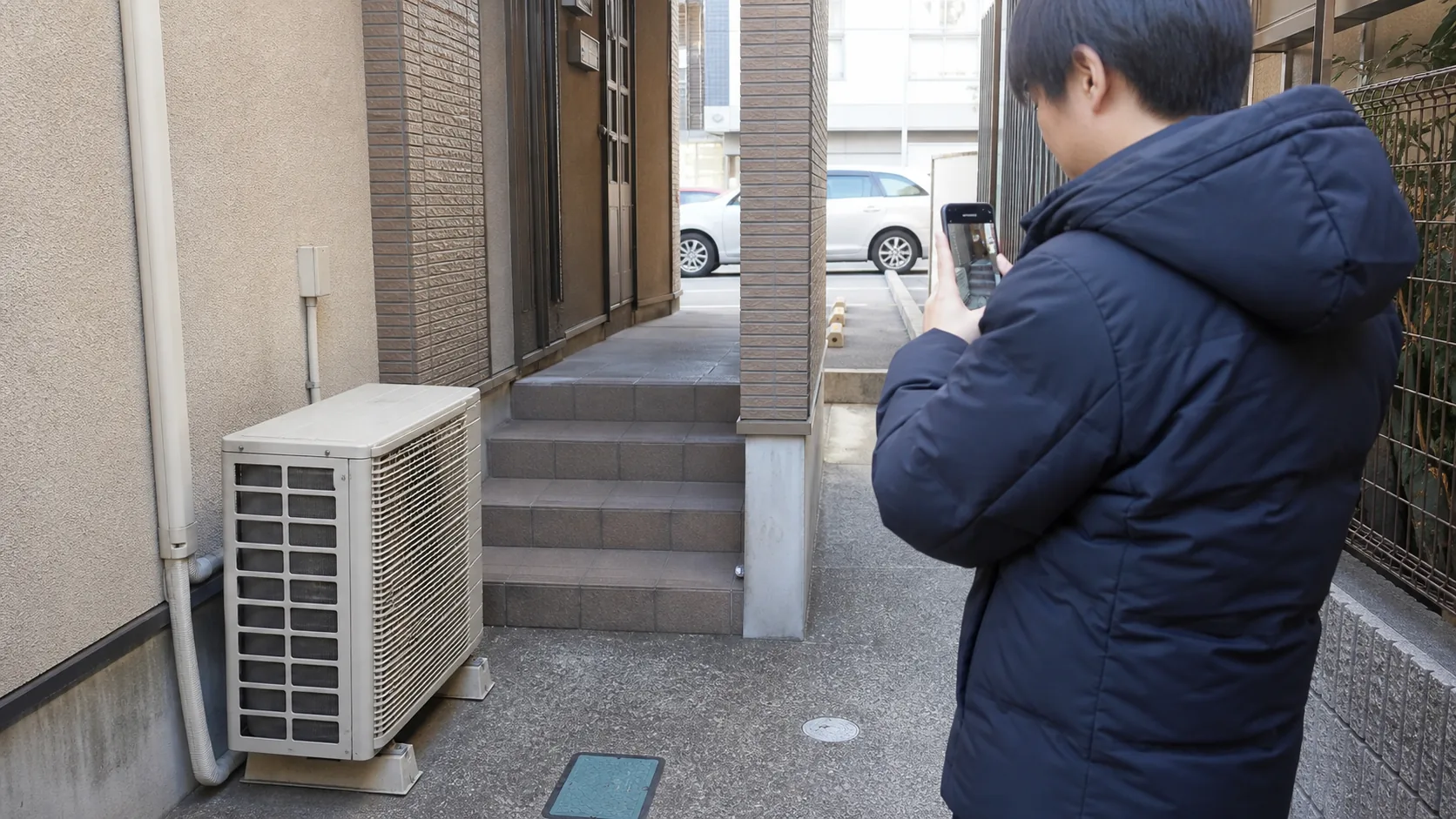 指定引取場所へ運べない時に搬出経路を確認する様子