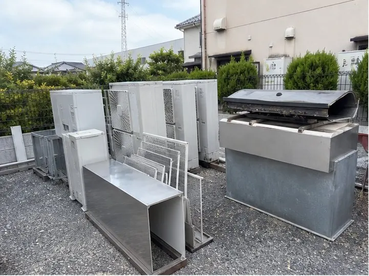 エアコン処分費用を確認するための室内機と室外機の写真例